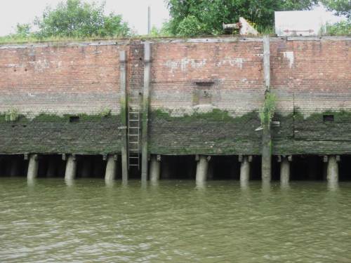 Vorn stand "Zum Einen ...", hier also "Zum Anderen ..." - das durch ständige Elbvertiefungen weggelaufene Wasser (Absenkung des Tideniedrigwassers) lässt die Pfahlgründungen trocken fallen. - Sauerstoffkontakt führt zu optimalem Kompostieren der früher wassergeschützten Pfahlgründungen.