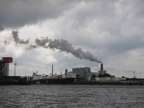 Inzwischen sind wir in der Rethe - Blick gen Südwesten auf das umstrittene Kohlekraftwerk Moorburg. Eine Politikerin riet Vattenfall, wenn schon, dann gleich doppelt so groß wie zunächst geplant zu bauen. - Kohleausstieg, nein danke?