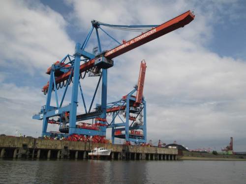 Containerterminal Altenwerder. Der gigantische Ladekran bringt ein Sportboot zu Wasser.