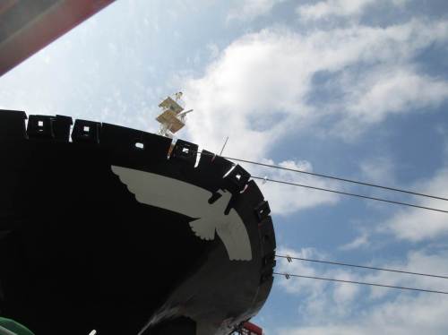 Natürlich floriert der Containerverkehr, die großen Schiffe können - erkennbar auch ohne weitere Elbvertiefung - abgefertigt werden. Ganz klein staunen wir hinauf.