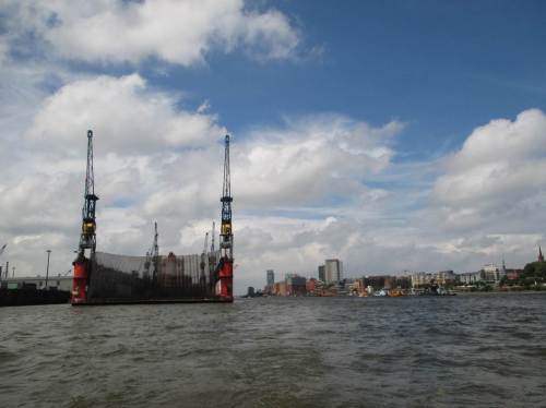 Schwimmdock mit Schutznetz zu den offenen Seiten.