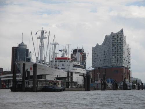 Langsam geht die Hafenrundfahrt ihrem Ende zu - Cap San Diego und Elbphilharmonie.