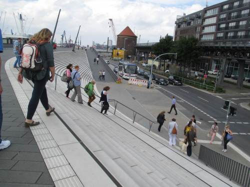 Nun müssen wir wieder runter - ist aber auch irre hoch, dieser Schutz für die Stadt.