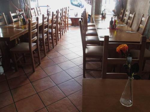 Beim Portugiesen warten die reservierten Tische - Essen und Trinken.