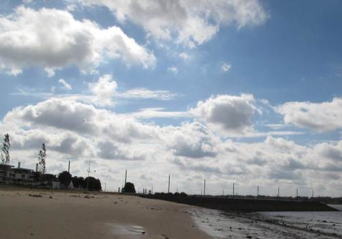 Badebucht Wedel, jetzt bei Tideniedrigwasser erkennt man die waltenden Erosions- und Sogkräfte an der starken Böschungsneigung.