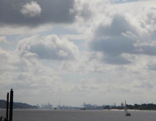Blick gen Osten von der Hafenmole aus: Hamburgs Containerkräne der Westhäfen grüßen.