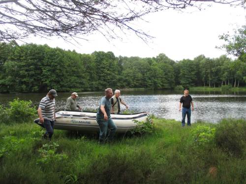 Vermessung gelungen. - Vier Mann, vier Ecken - Abtransport des Boots.