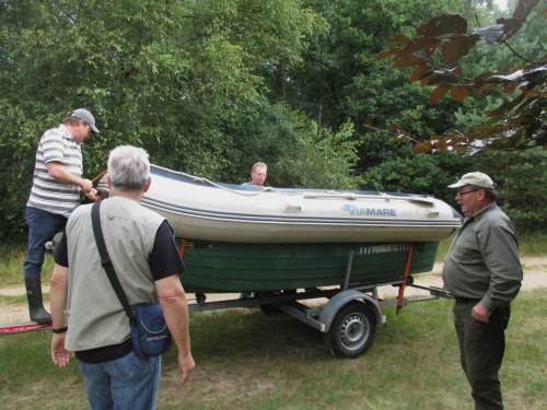 Schon ist das Boot verladen.