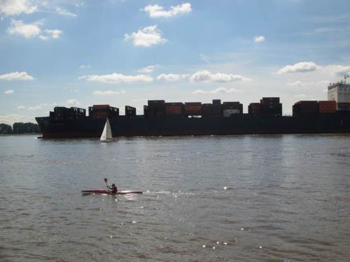 Uuuups, ist das nun Realität oder Optik - der Paddler gewinnt! (?)