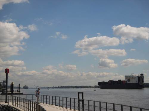 Wo immer der Paddler geblieben ist, der Containerfrachter zieht weiter seines Weges gen Hamburg - am Horizont ist noch ein früherer, größerer zu sehen.