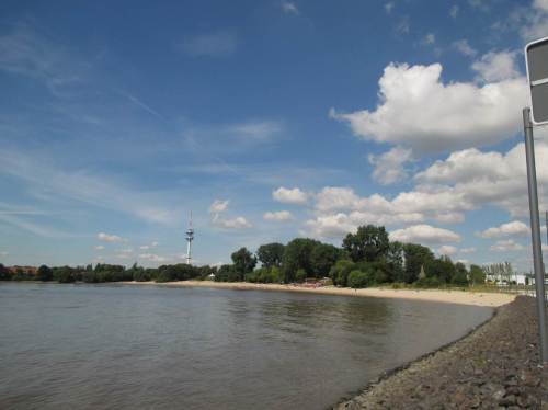 Wir drehen um. Vorbei an Wedels Badebucht (Vorsicht, Schiffsbetrieb - Lebensgefahr!) ...