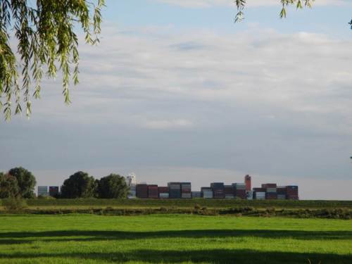 Containermassen ziehen - bei ablaufend Wasser - stromauf, Hafen Hamburg als Ziel.