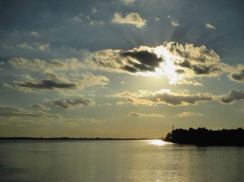 Angekommen an Wedels westlicher Hafenspitze - Abendstimmung über Elbe und Badebucht.
