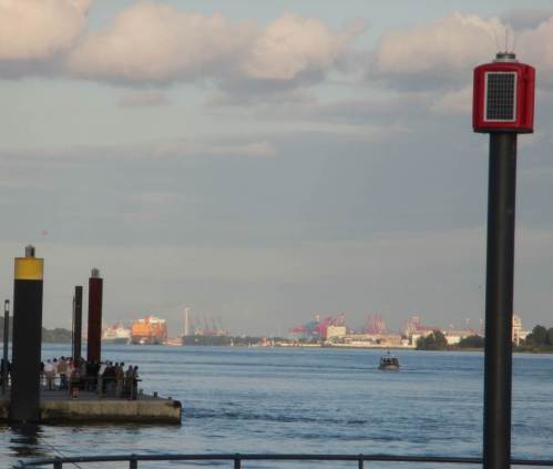 Ah, ganz da hinten das Gelbe, das ist der vorhin gesehene Containerriese - inzwischen fast an seinem Liegeplatz angekommen.