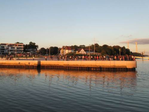 Junge, Junge, ein Glück, dass der Mensch so faul (hier: weitere Strecken zu laufen) ist - da auf der Ostseite quetschen sich inzwischen die Leute - und es werden immer mehr.