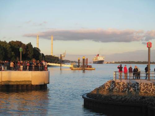 Sieh an, die Ursache des Auflaufs - ein sogenanntes Traumschiff.