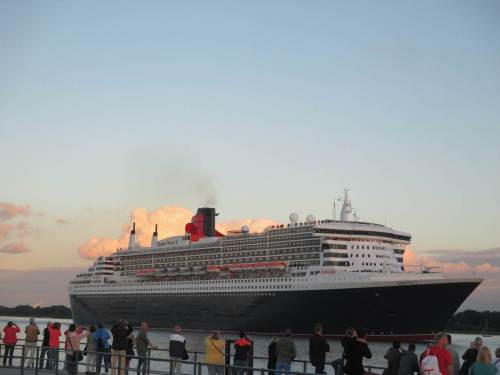 Hoch über uns reisen die Passagiere der Queen Mary 2 an uns vorbei - bye bye!