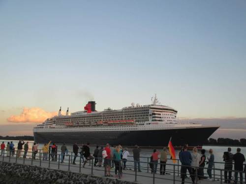 Es werden Fahnen geschwenkt - möge die Reise erfolgreich sein.