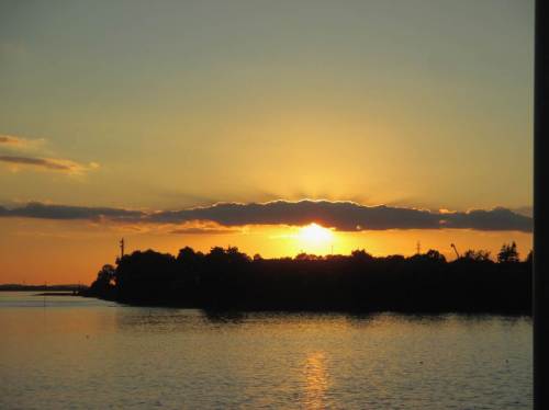 Kurz vor Sonnenuntergang - die Badebucht liegt dunkel.