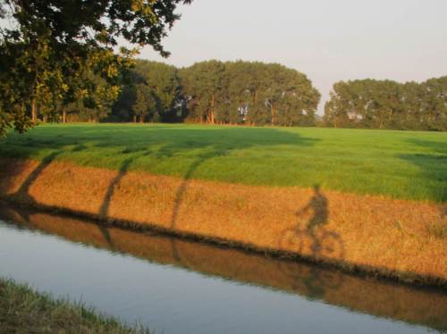 Bei solch Sonneneinstrahlung begleitet mich ständig ein schwarzer Mann. Bei solch Sonneneinstrahlungswinkel kann er sogar auf dem Wasser fahren.