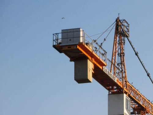 Fast sieht es so aus, als würde die verdächtige Versammlung per Flugzeug observiert.