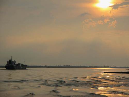 Es baut sich eine kabbelige Zone mit nicht einzuschätzenden Wellen und Richtungen auf.