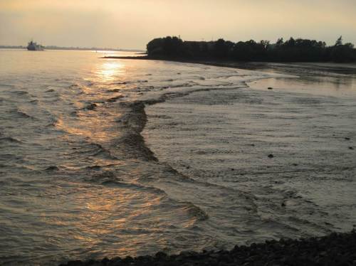 Die Querströmung beginnt, senkrecht zum Strand zu laufen.