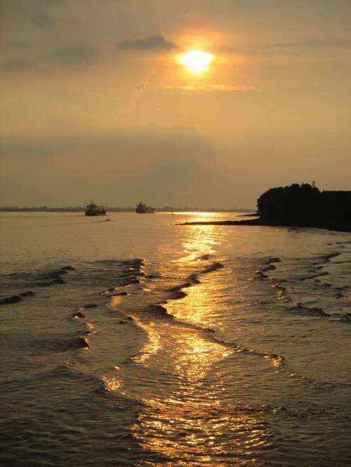 ... und ist dann weg. Das Spiel beginnt neu - mit neu passierenden Schiffen.