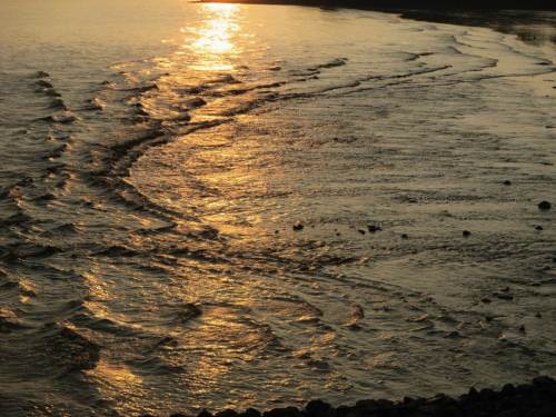 Schon zieht der Sog das Wasser wieder vom Strand weg.