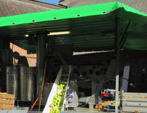 Kistenweise wird das Förderband beschickt.