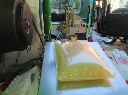 Der Saft wird hygienisch einwandfrei abgefüllt.