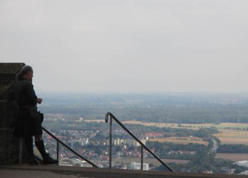 So ganz allein sind wir nicht - da lehnt ein Schottischer Dudelsackpfeifer am Mauerwerk und blickt über die Weseraue.