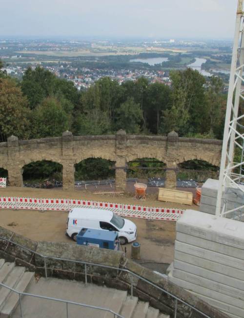 Der Nahblick zeigt Interessantes für Laien wie für Bau-Ingenieure. Hier gibt es viel zu tun.