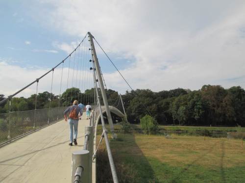 Gut mit Tipps eines gebürtigen Mindeners ausgestattet parken wir östlich der Weser und queren die Glacisbrücke.