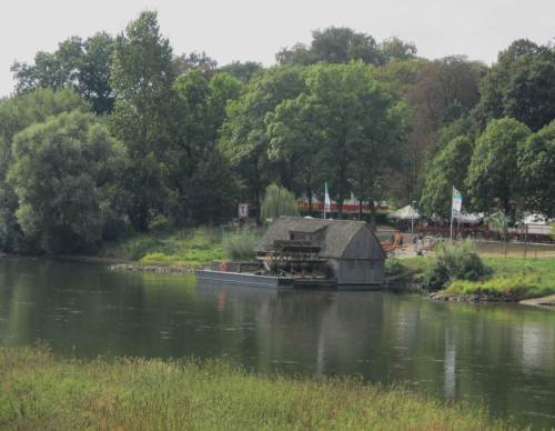 Gut mit Tipps eines gebürtigen Mindeners ausgestattet parken wir östlich der Weser und queren die Glacisbrücke - da unten liegt die Schiffsmühle, eine Sehenswürdigkeit.