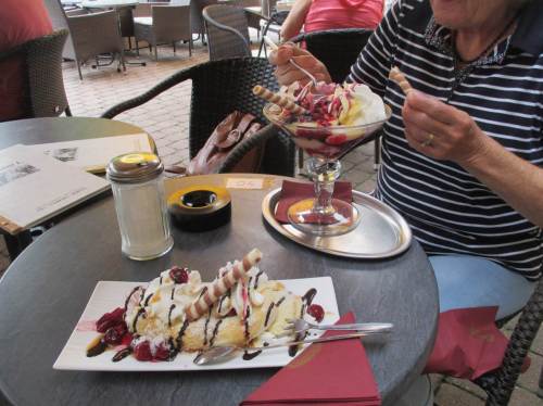 Nach einer ausgiebigen Runde durch die Altstadt haben wir uns ein ordentlliches Eis verdient - Giovanni L. weiss, wie man eins produziert und präsentiert.