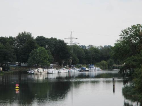 Oberhalb des Weserwehrs liegen etliche Kajütkreuzer - fast fühle ich mich an einen Herbsturlaub vor Jahrzehnten in Irland auf dem Shannon erinnert.