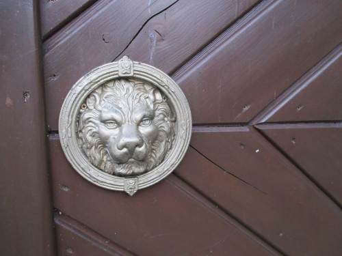 Von Löwen (und Kanonen) bewacht wird das Schloss Petershagen.