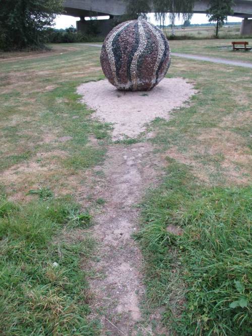 Nahe der Ösper-Mündung in die Weser, am ehemaligen Hafen, steht das Wesermodell - hier der Abschluss, die Vielfalt der Steinformationen bis zur Mündung symbolisierend.