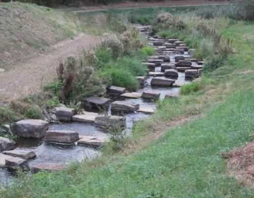 Auch wenn`s ein Bisschen brutal aussieht - dieser Organismenpass in Riegelbausweise aus standorttypischem Steinmaterial an der Ösper-Mündung, oberhalb des ehemaligen Hafens, erfüllt seine Aufgabe.