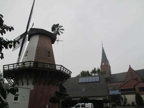 Klostermühle Lahde und Kirchturm - früher von größerer Bedeutung als heute, gleichwohl interessante Anfahrpunkte.