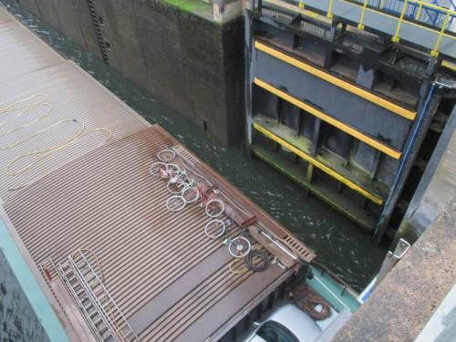 Wir queren die Schleuse Windheim - gerade wird geschleust. So ein Binnenschiffer ist beweglich - Räder und Pkw immer dabei.