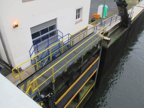 Alle Schiffe vor Ort sind von der Weser aus eingefahren. Die Warnlampen blinken, gleich werden die Tore geschlossen, die Schiffe durch Wasserzustrom auf das Niveau des Kanals gehoben.