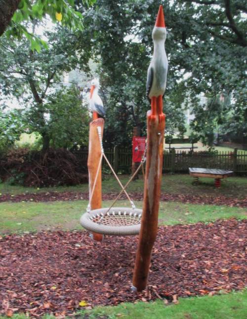"Storchennest" und mehr auf dem Spielplatz vor dem Gebäude.