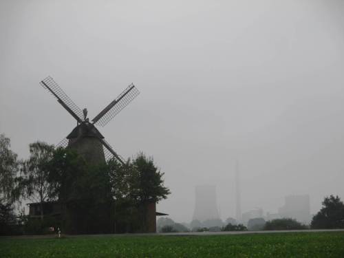 Und so kamen wir gut wieder nach langer Rundtour in Petershagen an - hier der Blick über die Pottmühle über die Weser zu einem anderen Energieerzeuger.