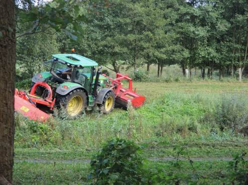 Der Mensch, hat er nur eine genügend große Maschine, übernutzt - oder über"pflegt" - die Landschaft.