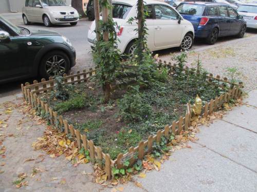 Beim Durchqueren des Stadtteils - ein umzäunter Garten, Beispiel für "Urban Gardening".