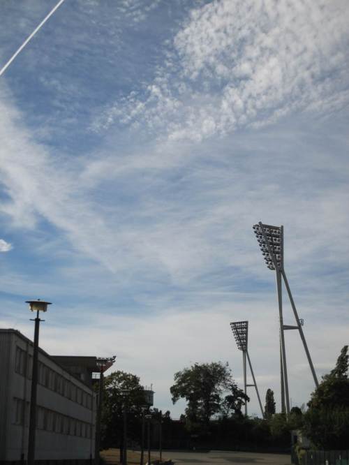 Spaziergang Richtung Mauerpark, Hochbeleuchtung.