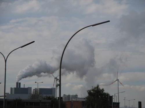 Teil-Aspekt des Kohlekraftwerks Moorburg - allerhand Wasserdampf aus der Verbrennung und der Elbwasserverdunstung über den Niedrigkühlturm. - Die längste Strecke B - HH / Wedel haben wir hinter uns.