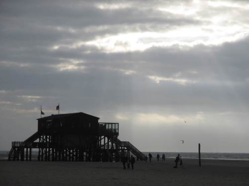 Auch hier die St. Peter Ording-typischen Pfahlbauten vorn am Wasser.